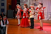 03 AMaB Altweibpa 2025-02-27 18  Weiberfastnacht 2025 - ein Ausschnitt - Es beginnt mit dem Rathaussturm im Festzelt des HDK auf dem Festplatz „Am Güterbahnhof“. Pure Party-Stimmung im vollen Zelt um 11:11 Uhr. Der Tag ist voller Termine, einer davon ist am späten Nachmittag bei der 1. KG Baerl, bei „Freya“, mit der deren Altweiber-Party. Diese gibt es dann auch zwei Termin weiter, der letzte Termin dann im Süden bei der KG Alle Mann an Bord den „Blauen Jungs“. Auch hier wie überall an diesem Tag ein volles Haus. : DVPJ, Holger II, Kinderprinz Phil II., Prinzessin, Mia I., Prinzessin Mia I., HDK, Duisburg, Karneval, Helau, Tollität, Event, Session 2024, Session 2025, Hauptausschuss, Gemeinschaft, Hauptausschuss Karneval Duisburg, Duisburg ist echt