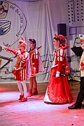 03 AMaB Altweibpa 2025-02-27 19  Weiberfastnacht 2025 - ein Ausschnitt - Es beginnt mit dem Rathaussturm im Festzelt des HDK auf dem Festplatz „Am Güterbahnhof“. Pure Party-Stimmung im vollen Zelt um 11:11 Uhr. Der Tag ist voller Termine, einer davon ist am späten Nachmittag bei der 1. KG Baerl, bei „Freya“, mit der deren Altweiber-Party. Diese gibt es dann auch zwei Termin weiter, der letzte Termin dann im Süden bei der KG Alle Mann an Bord den „Blauen Jungs“. Auch hier wie überall an diesem Tag ein volles Haus. : DVPJ, Holger II, Kinderprinz Phil II., Prinzessin, Mia I., Prinzessin Mia I., HDK, Duisburg, Karneval, Helau, Tollität, Event, Session 2024, Session 2025, Hauptausschuss, Gemeinschaft, Hauptausschuss Karneval Duisburg, Duisburg ist echt