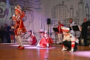 03 AMaB Altweibpa 2025-02-27 21  Weiberfastnacht 2025 - ein Ausschnitt - Es beginnt mit dem Rathaussturm im Festzelt des HDK auf dem Festplatz „Am Güterbahnhof“. Pure Party-Stimmung im vollen Zelt um 11:11 Uhr. Der Tag ist voller Termine, einer davon ist am späten Nachmittag bei der 1. KG Baerl, bei „Freya“, mit der deren Altweiber-Party. Diese gibt es dann auch zwei Termin weiter, der letzte Termin dann im Süden bei der KG Alle Mann an Bord den „Blauen Jungs“. Auch hier wie überall an diesem Tag ein volles Haus. : DVPJ, Holger II, Kinderprinz Phil II., Prinzessin, Mia I., Prinzessin Mia I., HDK, Duisburg, Karneval, Helau, Tollität, Event, Session 2024, Session 2025, Hauptausschuss, Gemeinschaft, Hauptausschuss Karneval Duisburg, Duisburg ist echt