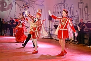 03 AMaB Altweibpa 2025-02-27 26  Weiberfastnacht 2025 - ein Ausschnitt - Es beginnt mit dem Rathaussturm im Festzelt des HDK auf dem Festplatz „Am Güterbahnhof“. Pure Party-Stimmung im vollen Zelt um 11:11 Uhr. Der Tag ist voller Termine, einer davon ist am späten Nachmittag bei der 1. KG Baerl, bei „Freya“, mit der deren Altweiber-Party. Diese gibt es dann auch zwei Termin weiter, der letzte Termin dann im Süden bei der KG Alle Mann an Bord den „Blauen Jungs“. Auch hier wie überall an diesem Tag ein volles Haus. : DVPJ, Holger II, Kinderprinz Phil II., Prinzessin, Mia I., Prinzessin Mia I., HDK, Duisburg, Karneval, Helau, Tollität, Event, Session 2024, Session 2025, Hauptausschuss, Gemeinschaft, Hauptausschuss Karneval Duisburg, Duisburg ist echt