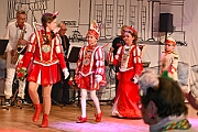 03 AMaB Altweibpa 2025-02-27 29  Weiberfastnacht 2025 - ein Ausschnitt - Es beginnt mit dem Rathaussturm im Festzelt des HDK auf dem Festplatz „Am Güterbahnhof“. Pure Party-Stimmung im vollen Zelt um 11:11 Uhr. Der Tag ist voller Termine, einer davon ist am späten Nachmittag bei der 1. KG Baerl, bei „Freya“, mit der deren Altweiber-Party. Diese gibt es dann auch zwei Termin weiter, der letzte Termin dann im Süden bei der KG Alle Mann an Bord den „Blauen Jungs“. Auch hier wie überall an diesem Tag ein volles Haus. : DVPJ, Holger II, Kinderprinz Phil II., Prinzessin, Mia I., Prinzessin Mia I., HDK, Duisburg, Karneval, Helau, Tollität, Event, Session 2024, Session 2025, Hauptausschuss, Gemeinschaft, Hauptausschuss Karneval Duisburg, Duisburg ist echt
