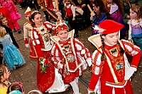 01 KinderKar Serm 2025-02-28 04  Karnevals Freitag Tour - Auf nach Serm. Dort im Festzelt findet wie in jedem Jahr der Kinderkarneval statt. Abends geht es dann nach Laar zur dortigen KG Rot-Gold. In der Mehrzweckhalle feiern die Jecken auf der Karnevalsparty. Eine kleine Karnevalsfeier erwartet uns dann danach in Wanheimerort. Der Spielmannszug der Prinzengarde feiert dort mit Freunden. : DVPJ, Holger II, Kinderprinz Phil II., Prinzessin, Mia I., Prinzessin Mia I., HDK, Duisburg, Karneval, Helau, Tollität, Event, Session 2024, Session 2025, Hauptausschuss, Gemeinschaft, Hauptausschuss Karneval Duisburg, Duisburg ist echt