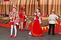 01 KinderKar Serm 2025-02-28 06  Karnevals Freitag Tour - Auf nach Serm. Dort im Festzelt findet wie in jedem Jahr der Kinderkarneval statt. Abends geht es dann nach Laar zur dortigen KG Rot-Gold. In der Mehrzweckhalle feiern die Jecken auf der Karnevalsparty. Eine kleine Karnevalsfeier erwartet uns dann danach in Wanheimerort. Der Spielmannszug der Prinzengarde feiert dort mit Freunden. : DVPJ, Holger II, Kinderprinz Phil II., Prinzessin, Mia I., Prinzessin Mia I., HDK, Duisburg, Karneval, Helau, Tollität, Event, Session 2024, Session 2025, Hauptausschuss, Gemeinschaft, Hauptausschuss Karneval Duisburg, Duisburg ist echt