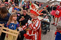 01 KinderKar Serm 2025-02-28 17  Karnevals Freitag Tour - Auf nach Serm. Dort im Festzelt findet wie in jedem Jahr der Kinderkarneval statt. Abends geht es dann nach Laar zur dortigen KG Rot-Gold. In der Mehrzweckhalle feiern die Jecken auf der Karnevalsparty. Eine kleine Karnevalsfeier erwartet uns dann danach in Wanheimerort. Der Spielmannszug der Prinzengarde feiert dort mit Freunden. : DVPJ, Holger II, Kinderprinz Phil II., Prinzessin, Mia I., Prinzessin Mia I., HDK, Duisburg, Karneval, Helau, Tollität, Event, Session 2024, Session 2025, Hauptausschuss, Gemeinschaft, Hauptausschuss Karneval Duisburg, Duisburg ist echt