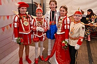 01 KinderKar Serm 2025-02-28 23  Karnevals Freitag Tour - Auf nach Serm. Dort im Festzelt findet wie in jedem Jahr der Kinderkarneval statt. Abends geht es dann nach Laar zur dortigen KG Rot-Gold. In der Mehrzweckhalle feiern die Jecken auf der Karnevalsparty. Eine kleine Karnevalsfeier erwartet uns dann danach in Wanheimerort. Der Spielmannszug der Prinzengarde feiert dort mit Freunden. : DVPJ, Holger II, Kinderprinz Phil II., Prinzessin, Mia I., Prinzessin Mia I., HDK, Duisburg, Karneval, Helau, Tollität, Event, Session 2024, Session 2025, Hauptausschuss, Gemeinschaft, Hauptausschuss Karneval Duisburg, Duisburg ist echt