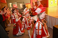 02 KarnevParty RGLAAR 2025-02-28 04  Karnevals Freitag Tour - Auf nach Serm. Dort im Festzelt findet wie in jedem Jahr der Kinderkarneval statt. Abends geht es dann nach Laar zur dortigen KG Rot-Gold. In der Mehrzweckhalle feiern die Jecken auf der Karnevalsparty. Eine kleine Karnevalsfeier erwartet uns dann danach in Wanheimerort. Der Spielmannszug der Prinzengarde feiert dort mit Freunden. : DVPJ, Holger II, Kinderprinz Phil II., Prinzessin, Mia I., Prinzessin Mia I., HDK, Duisburg, Karneval, Helau, Tollität, Event, Session 2024, Session 2025, Hauptausschuss, Gemeinschaft, Hauptausschuss Karneval Duisburg, Duisburg ist echt