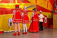 02 KarnevParty RGLAAR 2025-02-28 07  Karnevals Freitag Tour - Auf nach Serm. Dort im Festzelt findet wie in jedem Jahr der Kinderkarneval statt. Abends geht es dann nach Laar zur dortigen KG Rot-Gold. In der Mehrzweckhalle feiern die Jecken auf der Karnevalsparty. Eine kleine Karnevalsfeier erwartet uns dann danach in Wanheimerort. Der Spielmannszug der Prinzengarde feiert dort mit Freunden. : DVPJ, Holger II, Kinderprinz Phil II., Prinzessin, Mia I., Prinzessin Mia I., HDK, Duisburg, Karneval, Helau, Tollität, Event, Session 2024, Session 2025, Hauptausschuss, Gemeinschaft, Hauptausschuss Karneval Duisburg, Duisburg ist echt