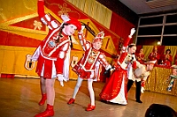 02 KarnevParty RGLAAR 2025-02-28 17  Karnevals Freitag Tour - Auf nach Serm. Dort im Festzelt findet wie in jedem Jahr der Kinderkarneval statt. Abends geht es dann nach Laar zur dortigen KG Rot-Gold. In der Mehrzweckhalle feiern die Jecken auf der Karnevalsparty. Eine kleine Karnevalsfeier erwartet uns dann danach in Wanheimerort. Der Spielmannszug der Prinzengarde feiert dort mit Freunden. : DVPJ, Holger II, Kinderprinz Phil II., Prinzessin, Mia I., Prinzessin Mia I., HDK, Duisburg, Karneval, Helau, Tollität, Event, Session 2024, Session 2025, Hauptausschuss, Gemeinschaft, Hauptausschuss Karneval Duisburg, Duisburg ist echt