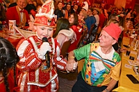 02 KarnevParty RGLAAR 2025-02-28 19  Karnevals Freitag Tour - Auf nach Serm. Dort im Festzelt findet wie in jedem Jahr der Kinderkarneval statt. Abends geht es dann nach Laar zur dortigen KG Rot-Gold. In der Mehrzweckhalle feiern die Jecken auf der Karnevalsparty. Eine kleine Karnevalsfeier erwartet uns dann danach in Wanheimerort. Der Spielmannszug der Prinzengarde feiert dort mit Freunden. : DVPJ, Holger II, Kinderprinz Phil II., Prinzessin, Mia I., Prinzessin Mia I., HDK, Duisburg, Karneval, Helau, Tollität, Event, Session 2024, Session 2025, Hauptausschuss, Gemeinschaft, Hauptausschuss Karneval Duisburg, Duisburg ist echt