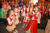 02 KarnevParty RGLAAR 2025-02-28 21  Karnevals Freitag Tour - Auf nach Serm. Dort im Festzelt findet wie in jedem Jahr der Kinderkarneval statt. Abends geht es dann nach Laar zur dortigen KG Rot-Gold. In der Mehrzweckhalle feiern die Jecken auf der Karnevalsparty. Eine kleine Karnevalsfeier erwartet uns dann danach in Wanheimerort. Der Spielmannszug der Prinzengarde feiert dort mit Freunden. : DVPJ, Holger II, Kinderprinz Phil II., Prinzessin, Mia I., Prinzessin Mia I., HDK, Duisburg, Karneval, Helau, Tollität, Event, Session 2024, Session 2025, Hauptausschuss, Gemeinschaft, Hauptausschuss Karneval Duisburg, Duisburg ist echt