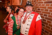 02 KarnevParty RGLAAR 2025-02-28 25  Karnevals Freitag Tour - Auf nach Serm. Dort im Festzelt findet wie in jedem Jahr der Kinderkarneval statt. Abends geht es dann nach Laar zur dortigen KG Rot-Gold. In der Mehrzweckhalle feiern die Jecken auf der Karnevalsparty. Eine kleine Karnevalsfeier erwartet uns dann danach in Wanheimerort. Der Spielmannszug der Prinzengarde feiert dort mit Freunden. : DVPJ, Holger II, Kinderprinz Phil II., Prinzessin, Mia I., Prinzessin Mia I., HDK, Duisburg, Karneval, Helau, Tollität, Event, Session 2024, Session 2025, Hauptausschuss, Gemeinschaft, Hauptausschuss Karneval Duisburg, Duisburg ist echt