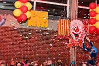 02 KarnevParty RGLAAR 2025-02-28 26  Karnevals Freitag Tour - Auf nach Serm. Dort im Festzelt findet wie in jedem Jahr der Kinderkarneval statt. Abends geht es dann nach Laar zur dortigen KG Rot-Gold. In der Mehrzweckhalle feiern die Jecken auf der Karnevalsparty. Eine kleine Karnevalsfeier erwartet uns dann danach in Wanheimerort. Der Spielmannszug der Prinzengarde feiert dort mit Freunden. : DVPJ, Holger II, Kinderprinz Phil II., Prinzessin, Mia I., Prinzessin Mia I., HDK, Duisburg, Karneval, Helau, Tollität, Event, Session 2024, Session 2025, Hauptausschuss, Gemeinschaft, Hauptausschuss Karneval Duisburg, Duisburg ist echt