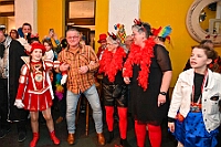 03 KarnevFeier SZWanheimerort 2025-02-28 23  Karnevals Freitag Tour - Auf nach Serm. Dort im Festzelt findet wie in jedem Jahr der Kinderkarneval statt. Abends geht es dann nach Laar zur dortigen KG Rot-Gold. In der Mehrzweckhalle feiern die Jecken auf der Karnevalsparty. Eine kleine Karnevalsfeier erwartet uns dann danach in Wanheimerort. Der Spielmannszug der Prinzengarde feiert dort mit Freunden. : DVPJ, Holger II, Kinderprinz Phil II., Prinzessin, Mia I., Prinzessin Mia I., HDK, Duisburg, Karneval, Helau, Tollität, Event, Session 2024, Session 2025, Hauptausschuss, Gemeinschaft, Hauptausschuss Karneval Duisburg, Duisburg ist echt