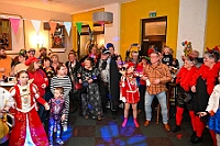 03 KarnevFeier SZWanheimerort 2025-02-28 26  Karnevals Freitag Tour - Auf nach Serm. Dort im Festzelt findet wie in jedem Jahr der Kinderkarneval statt. Abends geht es dann nach Laar zur dortigen KG Rot-Gold. In der Mehrzweckhalle feiern die Jecken auf der Karnevalsparty. Eine kleine Karnevalsfeier erwartet uns dann danach in Wanheimerort. Der Spielmannszug der Prinzengarde feiert dort mit Freunden. : DVPJ, Holger II, Kinderprinz Phil II., Prinzessin, Mia I., Prinzessin Mia I., HDK, Duisburg, Karneval, Helau, Tollität, Event, Session 2024, Session 2025, Hauptausschuss, Gemeinschaft, Hauptausschuss Karneval Duisburg, Duisburg ist echt