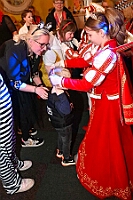 03 KarnevFeier SZWanheimerort 2025-02-28 28  Karnevals Freitag Tour - Auf nach Serm. Dort im Festzelt findet wie in jedem Jahr der Kinderkarneval statt. Abends geht es dann nach Laar zur dortigen KG Rot-Gold. In der Mehrzweckhalle feiern die Jecken auf der Karnevalsparty. Eine kleine Karnevalsfeier erwartet uns dann danach in Wanheimerort. Der Spielmannszug der Prinzengarde feiert dort mit Freunden. : DVPJ, Holger II, Kinderprinz Phil II., Prinzessin, Mia I., Prinzessin Mia I., HDK, Duisburg, Karneval, Helau, Tollität, Event, Session 2024, Session 2025, Hauptausschuss, Gemeinschaft, Hauptausschuss Karneval Duisburg, Duisburg ist echt
