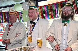 Prinzenfahrt Duisport 2025-02-28 03  Prinzenfahrt auf der Karl Jarres - Die Prinzenfahrt auf dem duisport-Schiff ist ein Höhepunkt in jeder Session! Pünktlich um 11:11 Uhr hieß es „Leinen los". Zusammen mit duisport-Vorstand Markus Bangen und Giordana Sperling-Doppstadt sowie Vertretern des HDK. Auch Vertreter aus Duisburgs Karnevalsgesellschaften waren an Bord und es ging volle Kraft voraus über den Rhein. : DVPJ, Holger II, Kinderprinz Phil II., Prinzessin, Mia I., Prinzessin Mia I., HDK, Duisburg, Karneval, Helau, Tollität, Event, Session 2024, Session 2025, Hauptausschuss, Gemeinschaft, Hauptausschuss Karneval Duisburg, Duisburg ist echt
