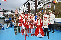 Prinzenfahrt Duisport 2025-02-28 06  Prinzenfahrt auf der Karl Jarres - Die Prinzenfahrt auf dem duisport-Schiff ist ein Höhepunkt in jeder Session! Pünktlich um 11:11 Uhr hieß es „Leinen los". Zusammen mit duisport-Vorstand Markus Bangen und Giordana Sperling-Doppstadt sowie Vertretern des HDK. Auch Vertreter aus Duisburgs Karnevalsgesellschaften waren an Bord und es ging volle Kraft voraus über den Rhein. : DVPJ, Holger II, Kinderprinz Phil II., Prinzessin, Mia I., Prinzessin Mia I., HDK, Duisburg, Karneval, Helau, Tollität, Event, Session 2024, Session 2025, Hauptausschuss, Gemeinschaft, Hauptausschuss Karneval Duisburg, Duisburg ist echt