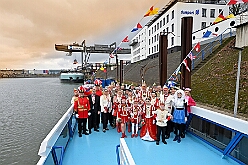 Prinzenfahrt Duisport 2025-02-28 07  Prinzenfahrt auf der Karl Jarres - Die Prinzenfahrt auf dem duisport-Schiff ist ein Höhepunkt in jeder Session! Pünktlich um 11:11 Uhr hieß es „Leinen los". Zusammen mit duisport-Vorstand Markus Bangen und Giordana Sperling-Doppstadt sowie Vertretern des HDK. Auch Vertreter aus Duisburgs Karnevalsgesellschaften waren an Bord und es ging volle Kraft voraus über den Rhein. : DVPJ, Holger II, Kinderprinz Phil II., Prinzessin, Mia I., Prinzessin Mia I., HDK, Duisburg, Karneval, Helau, Tollität, Event, Session 2024, Session 2025, Hauptausschuss, Gemeinschaft, Hauptausschuss Karneval Duisburg, Duisburg ist echt