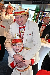 Prinzenfahrt Duisport 2025-02-28 09  Prinzenfahrt auf der Karl Jarres - Die Prinzenfahrt auf dem duisport-Schiff ist ein Höhepunkt in jeder Session! Pünktlich um 11:11 Uhr hieß es „Leinen los". Zusammen mit duisport-Vorstand Markus Bangen und Giordana Sperling-Doppstadt sowie Vertretern des HDK. Auch Vertreter aus Duisburgs Karnevalsgesellschaften waren an Bord und es ging volle Kraft voraus über den Rhein. : DVPJ, Holger II, Kinderprinz Phil II., Prinzessin, Mia I., Prinzessin Mia I., HDK, Duisburg, Karneval, Helau, Tollität, Event, Session 2024, Session 2025, Hauptausschuss, Gemeinschaft, Hauptausschuss Karneval Duisburg, Duisburg ist echt