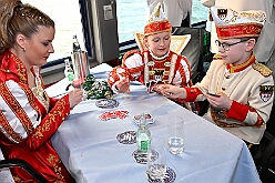 Prinzenfahrt Duisport 2025-02-28 16  Prinzenfahrt auf der Karl Jarres - Die Prinzenfahrt auf dem duisport-Schiff ist ein Höhepunkt in jeder Session! Pünktlich um 11:11 Uhr hieß es „Leinen los". Zusammen mit duisport-Vorstand Markus Bangen und Giordana Sperling-Doppstadt sowie Vertretern des HDK. Auch Vertreter aus Duisburgs Karnevalsgesellschaften waren an Bord und es ging volle Kraft voraus über den Rhein. : DVPJ, Holger II, Kinderprinz Phil II., Prinzessin, Mia I., Prinzessin Mia I., HDK, Duisburg, Karneval, Helau, Tollität, Event, Session 2024, Session 2025, Hauptausschuss, Gemeinschaft, Hauptausschuss Karneval Duisburg, Duisburg ist echt