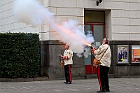 01 Prinzenwecken 2025-03-01 03  Am Nekelsamstag - ein Highlight - Es ist UNSER Tag. Um acht Uhr in der Früh werden mir Böllerschüssen am WYNDHAM Hotel Duisburger Hof geweckt. Gut gefrühstückt fahren wir nach Marxloh. Dort beginnt in diesem Jahr am neuen Tag zur neuen Uhrzeit der Kinderkarnevalszug Richtung Hamborn. Nach dem Umzug noch kurz der Empfang in der Hamborner Sparkassenfiliale und dann gehts noch weiter mit Terminen. Abends dann zum Bordfest der KG Alle Mann an Bord und danach zur Prunksitzung der KG Rot-Gold Laar. : DVPJ, Holger II, Kinderprinz Phil II., Prinzessin, Mia I., Prinzessin Mia I., HDK, Duisburg, Karneval, Helau, Tollität, Event, Session 2024, Session 2025, Hauptausschuss, Gemeinschaft, Hauptausschuss Karneval Duisburg, Duisburg ist echt