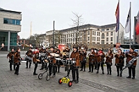 01 Prinzenwecken 2025-03-01 05  Am Nekelsamstag - ein Highlight - Es ist UNSER Tag. Um acht Uhr in der Früh werden mir Böllerschüssen am WYNDHAM Hotel Duisburger Hof geweckt. Gut gefrühstückt fahren wir nach Marxloh. Dort beginnt in diesem Jahr am neuen Tag zur neuen Uhrzeit der Kinderkarnevalszug Richtung Hamborn. Nach dem Umzug noch kurz der Empfang in der Hamborner Sparkassenfiliale und dann gehts noch weiter mit Terminen. Abends dann zum Bordfest der KG Alle Mann an Bord und danach zur Prunksitzung der KG Rot-Gold Laar. : DVPJ, Holger II, Kinderprinz Phil II., Prinzessin, Mia I., Prinzessin Mia I., HDK, Duisburg, Karneval, Helau, Tollität, Event, Session 2024, Session 2025, Hauptausschuss, Gemeinschaft, Hauptausschuss Karneval Duisburg, Duisburg ist echt