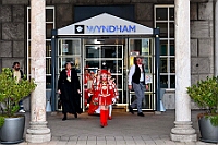 01 Prinzenwecken 2025-03-01 08  Am Nekelsamstag - ein Highlight - Es ist UNSER Tag. Um acht Uhr in der Früh werden mir Böllerschüssen am WYNDHAM Hotel Duisburger Hof geweckt. Gut gefrühstückt fahren wir nach Marxloh. Dort beginnt in diesem Jahr am neuen Tag zur neuen Uhrzeit der Kinderkarnevalszug Richtung Hamborn. Nach dem Umzug noch kurz der Empfang in der Hamborner Sparkassenfiliale und dann gehts noch weiter mit Terminen. Abends dann zum Bordfest der KG Alle Mann an Bord und danach zur Prunksitzung der KG Rot-Gold Laar. : DVPJ, Holger II, Kinderprinz Phil II., Prinzessin, Mia I., Prinzessin Mia I., HDK, Duisburg, Karneval, Helau, Tollität, Event, Session 2024, Session 2025, Hauptausschuss, Gemeinschaft, Hauptausschuss Karneval Duisburg, Duisburg ist echt