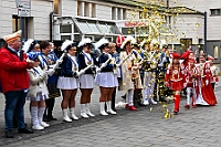 01 Prinzenwecken 2025-03-01 09  Am Nekelsamstag - ein Highlight - Es ist UNSER Tag. Um acht Uhr in der Früh werden mir Böllerschüssen am WYNDHAM Hotel Duisburger Hof geweckt. Gut gefrühstückt fahren wir nach Marxloh. Dort beginnt in diesem Jahr am neuen Tag zur neuen Uhrzeit der Kinderkarnevalszug Richtung Hamborn. Nach dem Umzug noch kurz der Empfang in der Hamborner Sparkassenfiliale und dann gehts noch weiter mit Terminen. Abends dann zum Bordfest der KG Alle Mann an Bord und danach zur Prunksitzung der KG Rot-Gold Laar. : DVPJ, Holger II, Kinderprinz Phil II., Prinzessin, Mia I., Prinzessin Mia I., HDK, Duisburg, Karneval, Helau, Tollität, Event, Session 2024, Session 2025, Hauptausschuss, Gemeinschaft, Hauptausschuss Karneval Duisburg, Duisburg ist echt