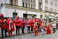 01 Prinzenwecken 2025-03-01 10  Am Nekelsamstag - ein Highlight - Es ist UNSER Tag. Um acht Uhr in der Früh werden mir Böllerschüssen am WYNDHAM Hotel Duisburger Hof geweckt. Gut gefrühstückt fahren wir nach Marxloh. Dort beginnt in diesem Jahr am neuen Tag zur neuen Uhrzeit der Kinderkarnevalszug Richtung Hamborn. Nach dem Umzug noch kurz der Empfang in der Hamborner Sparkassenfiliale und dann gehts noch weiter mit Terminen. Abends dann zum Bordfest der KG Alle Mann an Bord und danach zur Prunksitzung der KG Rot-Gold Laar. : DVPJ, Holger II, Kinderprinz Phil II., Prinzessin, Mia I., Prinzessin Mia I., HDK, Duisburg, Karneval, Helau, Tollität, Event, Session 2024, Session 2025, Hauptausschuss, Gemeinschaft, Hauptausschuss Karneval Duisburg, Duisburg ist echt