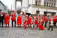 01 Prinzenwecken 2025-03-01 11  Am Nekelsamstag - ein Highlight - Es ist UNSER Tag. Um acht Uhr in der Früh werden mir Böllerschüssen am WYNDHAM Hotel Duisburger Hof geweckt. Gut gefrühstückt fahren wir nach Marxloh. Dort beginnt in diesem Jahr am neuen Tag zur neuen Uhrzeit der Kinderkarnevalszug Richtung Hamborn. Nach dem Umzug noch kurz der Empfang in der Hamborner Sparkassenfiliale und dann gehts noch weiter mit Terminen. Abends dann zum Bordfest der KG Alle Mann an Bord und danach zur Prunksitzung der KG Rot-Gold Laar. : DVPJ, Holger II, Kinderprinz Phil II., Prinzessin, Mia I., Prinzessin Mia I., HDK, Duisburg, Karneval, Helau, Tollität, Event, Session 2024, Session 2025, Hauptausschuss, Gemeinschaft, Hauptausschuss Karneval Duisburg, Duisburg ist echt