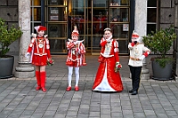 01 Prinzenwecken 2025-03-01 13  Am Nekelsamstag - ein Highlight - Es ist UNSER Tag. Um acht Uhr in der Früh werden mir Böllerschüssen am WYNDHAM Hotel Duisburger Hof geweckt. Gut gefrühstückt fahren wir nach Marxloh. Dort beginnt in diesem Jahr am neuen Tag zur neuen Uhrzeit der Kinderkarnevalszug Richtung Hamborn. Nach dem Umzug noch kurz der Empfang in der Hamborner Sparkassenfiliale und dann gehts noch weiter mit Terminen. Abends dann zum Bordfest der KG Alle Mann an Bord und danach zur Prunksitzung der KG Rot-Gold Laar. : DVPJ, Holger II, Kinderprinz Phil II., Prinzessin, Mia I., Prinzessin Mia I., HDK, Duisburg, Karneval, Helau, Tollität, Event, Session 2024, Session 2025, Hauptausschuss, Gemeinschaft, Hauptausschuss Karneval Duisburg, Duisburg ist echt