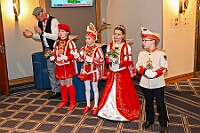 01 Prinzenwecken 2025-03-01 14  Am Nekelsamstag - ein Highlight - Es ist UNSER Tag. Um acht Uhr in der Früh werden mir Böllerschüssen am WYNDHAM Hotel Duisburger Hof geweckt. Gut gefrühstückt fahren wir nach Marxloh. Dort beginnt in diesem Jahr am neuen Tag zur neuen Uhrzeit der Kinderkarnevalszug Richtung Hamborn. Nach dem Umzug noch kurz der Empfang in der Hamborner Sparkassenfiliale und dann gehts noch weiter mit Terminen. Abends dann zum Bordfest der KG Alle Mann an Bord und danach zur Prunksitzung der KG Rot-Gold Laar. : DVPJ, Holger II, Kinderprinz Phil II., Prinzessin, Mia I., Prinzessin Mia I., HDK, Duisburg, Karneval, Helau, Tollität, Event, Session 2024, Session 2025, Hauptausschuss, Gemeinschaft, Hauptausschuss Karneval Duisburg, Duisburg ist echt