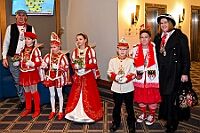01 Prinzenwecken 2025-03-01 15  Am Nekelsamstag - ein Highlight - Es ist UNSER Tag. Um acht Uhr in der Früh werden mir Böllerschüssen am WYNDHAM Hotel Duisburger Hof geweckt. Gut gefrühstückt fahren wir nach Marxloh. Dort beginnt in diesem Jahr am neuen Tag zur neuen Uhrzeit der Kinderkarnevalszug Richtung Hamborn. Nach dem Umzug noch kurz der Empfang in der Hamborner Sparkassenfiliale und dann gehts noch weiter mit Terminen. Abends dann zum Bordfest der KG Alle Mann an Bord und danach zur Prunksitzung der KG Rot-Gold Laar. : DVPJ, Holger II, Kinderprinz Phil II., Prinzessin, Mia I., Prinzessin Mia I., HDK, Duisburg, Karneval, Helau, Tollität, Event, Session 2024, Session 2025, Hauptausschuss, Gemeinschaft, Hauptausschuss Karneval Duisburg, Duisburg ist echt