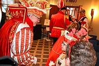 01 Prinzenwecken 2025-03-01 16  Am Nekelsamstag - ein Highlight - Es ist UNSER Tag. Um acht Uhr in der Früh werden mir Böllerschüssen am WYNDHAM Hotel Duisburger Hof geweckt. Gut gefrühstückt fahren wir nach Marxloh. Dort beginnt in diesem Jahr am neuen Tag zur neuen Uhrzeit der Kinderkarnevalszug Richtung Hamborn. Nach dem Umzug noch kurz der Empfang in der Hamborner Sparkassenfiliale und dann gehts noch weiter mit Terminen. Abends dann zum Bordfest der KG Alle Mann an Bord und danach zur Prunksitzung der KG Rot-Gold Laar. : DVPJ, Holger II, Kinderprinz Phil II., Prinzessin, Mia I., Prinzessin Mia I., HDK, Duisburg, Karneval, Helau, Tollität, Event, Session 2024, Session 2025, Hauptausschuss, Gemeinschaft, Hauptausschuss Karneval Duisburg, Duisburg ist echt