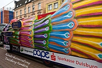 02 KinderkHamborn ZUG 2025-03-01 01  Am Nekelsamstag - ein Highlight - Es ist UNSER Tag. Um acht Uhr in der Früh werden mir Böllerschüssen am WYNDHAM Hotel Duisburger Hof geweckt. Gut gefrühstückt fahren wir nach Marxloh. Dort beginnt in diesem Jahr am neuen Tag zur neuen Uhrzeit der Kinderkarnevalszug Richtung Hamborn. Nach dem Umzug noch kurz der Empfang in der Hamborner Sparkassenfiliale und dann gehts noch weiter mit Terminen. Abends dann zum Bordfest der KG Alle Mann an Bord und danach zur Prunksitzung der KG Rot-Gold Laar. : DVPJ, Holger II, Kinderprinz Phil II., Prinzessin, Mia I., Prinzessin Mia I., HDK, Duisburg, Karneval, Helau, Tollität, Event, Session 2024, Session 2025, Hauptausschuss, Gemeinschaft, Hauptausschuss Karneval Duisburg, Duisburg ist echt