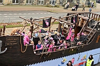 02 KinderkHamborn ZUG 2025-03-01 27  Am Nekelsamstag - ein Highlight - Es ist UNSER Tag. Um acht Uhr in der Früh werden mir Böllerschüssen am WYNDHAM Hotel Duisburger Hof geweckt. Gut gefrühstückt fahren wir nach Marxloh. Dort beginnt in diesem Jahr am neuen Tag zur neuen Uhrzeit der Kinderkarnevalszug Richtung Hamborn. Nach dem Umzug noch kurz der Empfang in der Hamborner Sparkassenfiliale und dann gehts noch weiter mit Terminen. Abends dann zum Bordfest der KG Alle Mann an Bord und danach zur Prunksitzung der KG Rot-Gold Laar. : DVPJ, Holger II, Kinderprinz Phil II., Prinzessin, Mia I., Prinzessin Mia I., HDK, Duisburg, Karneval, Helau, Tollität, Event, Session 2024, Session 2025, Hauptausschuss, Gemeinschaft, Hauptausschuss Karneval Duisburg, Duisburg ist echt