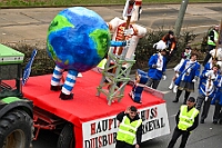 02 KinderkHamborn ZUG 2025-03-01 32  Am Nekelsamstag - ein Highlight - Es ist UNSER Tag. Um acht Uhr in der Früh werden mir Böllerschüssen am WYNDHAM Hotel Duisburger Hof geweckt. Gut gefrühstückt fahren wir nach Marxloh. Dort beginnt in diesem Jahr am neuen Tag zur neuen Uhrzeit der Kinderkarnevalszug Richtung Hamborn. Nach dem Umzug noch kurz der Empfang in der Hamborner Sparkassenfiliale und dann gehts noch weiter mit Terminen. Abends dann zum Bordfest der KG Alle Mann an Bord und danach zur Prunksitzung der KG Rot-Gold Laar. : DVPJ, Holger II, Kinderprinz Phil II., Prinzessin, Mia I., Prinzessin Mia I., HDK, Duisburg, Karneval, Helau, Tollität, Event, Session 2024, Session 2025, Hauptausschuss, Gemeinschaft, Hauptausschuss Karneval Duisburg, Duisburg ist echt