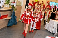 02 STSP Kinderkar 2025-03-01 44  Am Nekelsamstag - ein Highlight - Es ist UNSER Tag. Um acht Uhr in der Früh werden mir Böllerschüssen am WYNDHAM Hotel Duisburger Hof geweckt. Gut gefrühstückt fahren wir nach Marxloh. Dort beginnt in diesem Jahr am neuen Tag zur neuen Uhrzeit der Kinderkarnevalszug Richtung Hamborn. Nach dem Umzug noch kurz der Empfang in der Hamborner Sparkassenfiliale und dann gehts noch weiter mit Terminen. Abends dann zum Bordfest der KG Alle Mann an Bord und danach zur Prunksitzung der KG Rot-Gold Laar. : DVPJ, Holger II, Kinderprinz Phil II., Prinzessin, Mia I., Prinzessin Mia I., HDK, Duisburg, Karneval, Helau, Tollität, Event, Session 2024, Session 2025, Hauptausschuss, Gemeinschaft, Hauptausschuss Karneval Duisburg, Duisburg ist echt