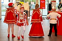 02 STSP Kinderkar 2025-03-01 45  Am Nekelsamstag - ein Highlight - Es ist UNSER Tag. Um acht Uhr in der Früh werden mir Böllerschüssen am WYNDHAM Hotel Duisburger Hof geweckt. Gut gefrühstückt fahren wir nach Marxloh. Dort beginnt in diesem Jahr am neuen Tag zur neuen Uhrzeit der Kinderkarnevalszug Richtung Hamborn. Nach dem Umzug noch kurz der Empfang in der Hamborner Sparkassenfiliale und dann gehts noch weiter mit Terminen. Abends dann zum Bordfest der KG Alle Mann an Bord und danach zur Prunksitzung der KG Rot-Gold Laar. : DVPJ, Holger II, Kinderprinz Phil II., Prinzessin, Mia I., Prinzessin Mia I., HDK, Duisburg, Karneval, Helau, Tollität, Event, Session 2024, Session 2025, Hauptausschuss, Gemeinschaft, Hauptausschuss Karneval Duisburg, Duisburg ist echt