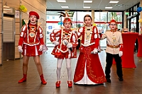 02 STSP Kinderkar 2025-03-01 46  Am Nekelsamstag - ein Highlight - Es ist UNSER Tag. Um acht Uhr in der Früh werden mir Böllerschüssen am WYNDHAM Hotel Duisburger Hof geweckt. Gut gefrühstückt fahren wir nach Marxloh. Dort beginnt in diesem Jahr am neuen Tag zur neuen Uhrzeit der Kinderkarnevalszug Richtung Hamborn. Nach dem Umzug noch kurz der Empfang in der Hamborner Sparkassenfiliale und dann gehts noch weiter mit Terminen. Abends dann zum Bordfest der KG Alle Mann an Bord und danach zur Prunksitzung der KG Rot-Gold Laar. : DVPJ, Holger II, Kinderprinz Phil II., Prinzessin, Mia I., Prinzessin Mia I., HDK, Duisburg, Karneval, Helau, Tollität, Event, Session 2024, Session 2025, Hauptausschuss, Gemeinschaft, Hauptausschuss Karneval Duisburg, Duisburg ist echt