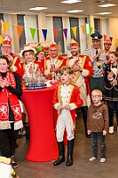 02 STSP Kinderkar 2025-03-01 49  Am Nekelsamstag - ein Highlight - Es ist UNSER Tag. Um acht Uhr in der Früh werden mir Böllerschüssen am WYNDHAM Hotel Duisburger Hof geweckt. Gut gefrühstückt fahren wir nach Marxloh. Dort beginnt in diesem Jahr am neuen Tag zur neuen Uhrzeit der Kinderkarnevalszug Richtung Hamborn. Nach dem Umzug noch kurz der Empfang in der Hamborner Sparkassenfiliale und dann gehts noch weiter mit Terminen. Abends dann zum Bordfest der KG Alle Mann an Bord und danach zur Prunksitzung der KG Rot-Gold Laar. : DVPJ, Holger II, Kinderprinz Phil II., Prinzessin, Mia I., Prinzessin Mia I., HDK, Duisburg, Karneval, Helau, Tollität, Event, Session 2024, Session 2025, Hauptausschuss, Gemeinschaft, Hauptausschuss Karneval Duisburg, Duisburg ist echt