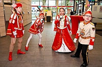 02 STSP Kinderkar 2025-03-01 50  Am Nekelsamstag - ein Highlight - Es ist UNSER Tag. Um acht Uhr in der Früh werden mir Böllerschüssen am WYNDHAM Hotel Duisburger Hof geweckt. Gut gefrühstückt fahren wir nach Marxloh. Dort beginnt in diesem Jahr am neuen Tag zur neuen Uhrzeit der Kinderkarnevalszug Richtung Hamborn. Nach dem Umzug noch kurz der Empfang in der Hamborner Sparkassenfiliale und dann gehts noch weiter mit Terminen. Abends dann zum Bordfest der KG Alle Mann an Bord und danach zur Prunksitzung der KG Rot-Gold Laar. : DVPJ, Holger II, Kinderprinz Phil II., Prinzessin, Mia I., Prinzessin Mia I., HDK, Duisburg, Karneval, Helau, Tollität, Event, Session 2024, Session 2025, Hauptausschuss, Gemeinschaft, Hauptausschuss Karneval Duisburg, Duisburg ist echt