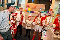 02 STSP Kinderkar 2025-03-01 53  Am Nekelsamstag - ein Highlight - Es ist UNSER Tag. Um acht Uhr in der Früh werden mir Böllerschüssen am WYNDHAM Hotel Duisburger Hof geweckt. Gut gefrühstückt fahren wir nach Marxloh. Dort beginnt in diesem Jahr am neuen Tag zur neuen Uhrzeit der Kinderkarnevalszug Richtung Hamborn. Nach dem Umzug noch kurz der Empfang in der Hamborner Sparkassenfiliale und dann gehts noch weiter mit Terminen. Abends dann zum Bordfest der KG Alle Mann an Bord und danach zur Prunksitzung der KG Rot-Gold Laar. : DVPJ, Holger II, Kinderprinz Phil II., Prinzessin, Mia I., Prinzessin Mia I., HDK, Duisburg, Karneval, Helau, Tollität, Event, Session 2024, Session 2025, Hauptausschuss, Gemeinschaft, Hauptausschuss Karneval Duisburg, Duisburg ist echt