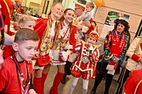 02 STSP Kinderkar 2025-03-01 54  Am Nekelsamstag - ein Highlight - Es ist UNSER Tag. Um acht Uhr in der Früh werden mir Böllerschüssen am WYNDHAM Hotel Duisburger Hof geweckt. Gut gefrühstückt fahren wir nach Marxloh. Dort beginnt in diesem Jahr am neuen Tag zur neuen Uhrzeit der Kinderkarnevalszug Richtung Hamborn. Nach dem Umzug noch kurz der Empfang in der Hamborner Sparkassenfiliale und dann gehts noch weiter mit Terminen. Abends dann zum Bordfest der KG Alle Mann an Bord und danach zur Prunksitzung der KG Rot-Gold Laar. : DVPJ, Holger II, Kinderprinz Phil II., Prinzessin, Mia I., Prinzessin Mia I., HDK, Duisburg, Karneval, Helau, Tollität, Event, Session 2024, Session 2025, Hauptausschuss, Gemeinschaft, Hauptausschuss Karneval Duisburg, Duisburg ist echt