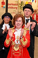 02 STSP Kinderkar 2025-03-01 60  Am Nekelsamstag - ein Highlight - Es ist UNSER Tag. Um acht Uhr in der Früh werden mir Böllerschüssen am WYNDHAM Hotel Duisburger Hof geweckt. Gut gefrühstückt fahren wir nach Marxloh. Dort beginnt in diesem Jahr am neuen Tag zur neuen Uhrzeit der Kinderkarnevalszug Richtung Hamborn. Nach dem Umzug noch kurz der Empfang in der Hamborner Sparkassenfiliale und dann gehts noch weiter mit Terminen. Abends dann zum Bordfest der KG Alle Mann an Bord und danach zur Prunksitzung der KG Rot-Gold Laar. : DVPJ, Holger II, Kinderprinz Phil II., Prinzessin, Mia I., Prinzessin Mia I., HDK, Duisburg, Karneval, Helau, Tollität, Event, Session 2024, Session 2025, Hauptausschuss, Gemeinschaft, Hauptausschuss Karneval Duisburg, Duisburg ist echt