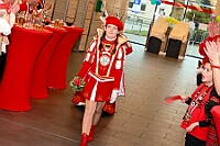 02 STSP Kinderkar 2025-03-01 64  Am Nekelsamstag - ein Highlight - Es ist UNSER Tag. Um acht Uhr in der Früh werden mir Böllerschüssen am WYNDHAM Hotel Duisburger Hof geweckt. Gut gefrühstückt fahren wir nach Marxloh. Dort beginnt in diesem Jahr am neuen Tag zur neuen Uhrzeit der Kinderkarnevalszug Richtung Hamborn. Nach dem Umzug noch kurz der Empfang in der Hamborner Sparkassenfiliale und dann gehts noch weiter mit Terminen. Abends dann zum Bordfest der KG Alle Mann an Bord und danach zur Prunksitzung der KG Rot-Gold Laar. : DVPJ, Holger II, Kinderprinz Phil II., Prinzessin, Mia I., Prinzessin Mia I., HDK, Duisburg, Karneval, Helau, Tollität, Event, Session 2024, Session 2025, Hauptausschuss, Gemeinschaft, Hauptausschuss Karneval Duisburg, Duisburg ist echt