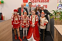 02 STSP Kinderkar 2025-03-01 65  Am Nekelsamstag - ein Highlight - Es ist UNSER Tag. Um acht Uhr in der Früh werden mir Böllerschüssen am WYNDHAM Hotel Duisburger Hof geweckt. Gut gefrühstückt fahren wir nach Marxloh. Dort beginnt in diesem Jahr am neuen Tag zur neuen Uhrzeit der Kinderkarnevalszug Richtung Hamborn. Nach dem Umzug noch kurz der Empfang in der Hamborner Sparkassenfiliale und dann gehts noch weiter mit Terminen. Abends dann zum Bordfest der KG Alle Mann an Bord und danach zur Prunksitzung der KG Rot-Gold Laar. : DVPJ, Holger II, Kinderprinz Phil II., Prinzessin, Mia I., Prinzessin Mia I., HDK, Duisburg, Karneval, Helau, Tollität, Event, Session 2024, Session 2025, Hauptausschuss, Gemeinschaft, Hauptausschuss Karneval Duisburg, Duisburg ist echt