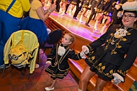 03 BordfAMaB 2025-03-01 04  Am Nekelsamstag - ein Highlight - Es ist UNSER Tag. Um acht Uhr in der Früh werden mir Böllerschüssen am WYNDHAM Hotel Duisburger Hof geweckt. Gut gefrühstückt fahren wir nach Marxloh. Dort beginnt in diesem Jahr am neuen Tag zur neuen Uhrzeit der Kinderkarnevalszug Richtung Hamborn. Nach dem Umzug noch kurz der Empfang in der Hamborner Sparkassenfiliale und dann gehts noch weiter mit Terminen. Abends dann zum Bordfest der KG Alle Mann an Bord und danach zur Prunksitzung der KG Rot-Gold Laar. : DVPJ, Holger II, Kinderprinz Phil II., Prinzessin, Mia I., Prinzessin Mia I., HDK, Duisburg, Karneval, Helau, Tollität, Event, Session 2024, Session 2025, Hauptausschuss, Gemeinschaft, Hauptausschuss Karneval Duisburg, Duisburg ist echt