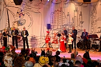 03 BordfAMaB 2025-03-01 20  Am Nekelsamstag - ein Highlight - Es ist UNSER Tag. Um acht Uhr in der Früh werden mir Böllerschüssen am WYNDHAM Hotel Duisburger Hof geweckt. Gut gefrühstückt fahren wir nach Marxloh. Dort beginnt in diesem Jahr am neuen Tag zur neuen Uhrzeit der Kinderkarnevalszug Richtung Hamborn. Nach dem Umzug noch kurz der Empfang in der Hamborner Sparkassenfiliale und dann gehts noch weiter mit Terminen. Abends dann zum Bordfest der KG Alle Mann an Bord und danach zur Prunksitzung der KG Rot-Gold Laar. : DVPJ, Holger II, Kinderprinz Phil II., Prinzessin, Mia I., Prinzessin Mia I., HDK, Duisburg, Karneval, Helau, Tollität, Event, Session 2024, Session 2025, Hauptausschuss, Gemeinschaft, Hauptausschuss Karneval Duisburg, Duisburg ist echt