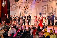 03 BordfAMaB 2025-03-01 21  Am Nekelsamstag - ein Highlight - Es ist UNSER Tag. Um acht Uhr in der Früh werden mir Böllerschüssen am WYNDHAM Hotel Duisburger Hof geweckt. Gut gefrühstückt fahren wir nach Marxloh. Dort beginnt in diesem Jahr am neuen Tag zur neuen Uhrzeit der Kinderkarnevalszug Richtung Hamborn. Nach dem Umzug noch kurz der Empfang in der Hamborner Sparkassenfiliale und dann gehts noch weiter mit Terminen. Abends dann zum Bordfest der KG Alle Mann an Bord und danach zur Prunksitzung der KG Rot-Gold Laar. : DVPJ, Holger II, Kinderprinz Phil II., Prinzessin, Mia I., Prinzessin Mia I., HDK, Duisburg, Karneval, Helau, Tollität, Event, Session 2024, Session 2025, Hauptausschuss, Gemeinschaft, Hauptausschuss Karneval Duisburg, Duisburg ist echt